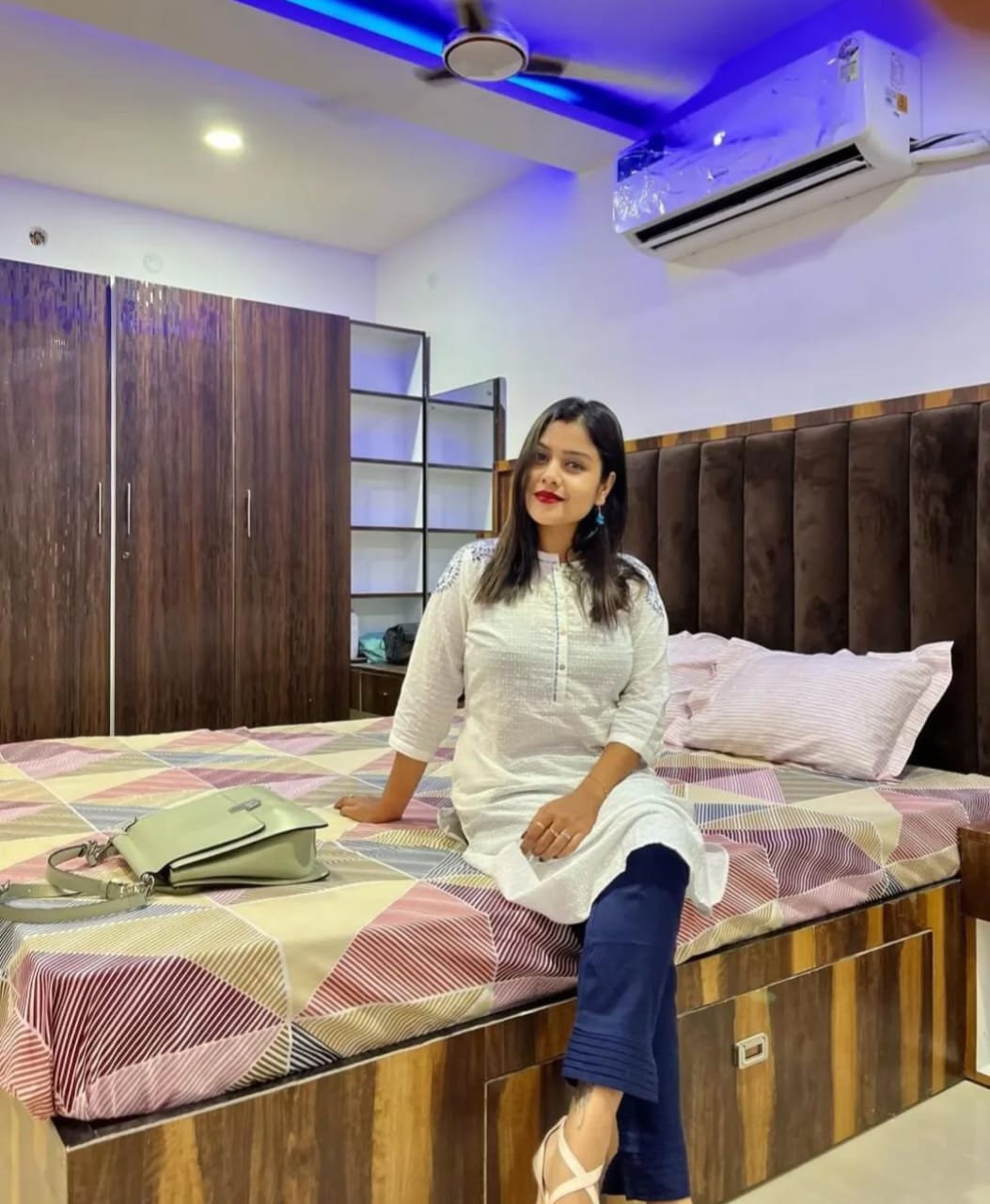 High profile independent college girl house wife aunty provide service