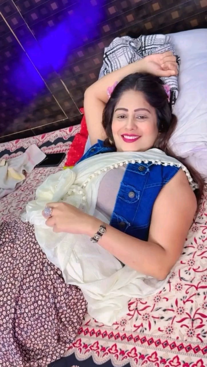 DelhiHigh profile independent college girls and house wife aunty provi...